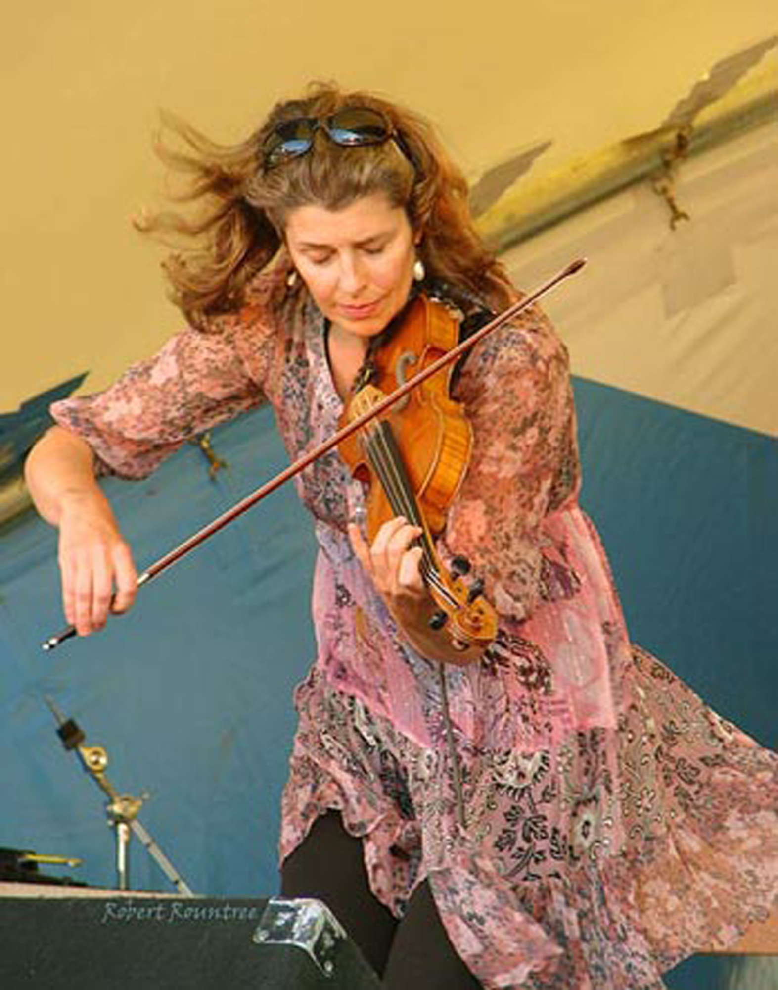 Anne Lindsay performing